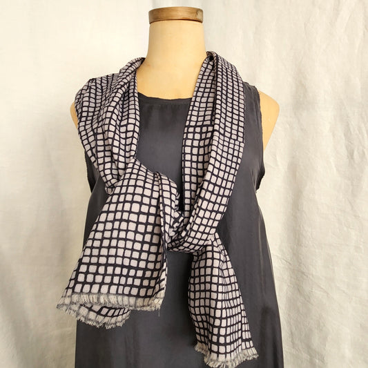 Organic cotton scarf with tessellated grey pattern