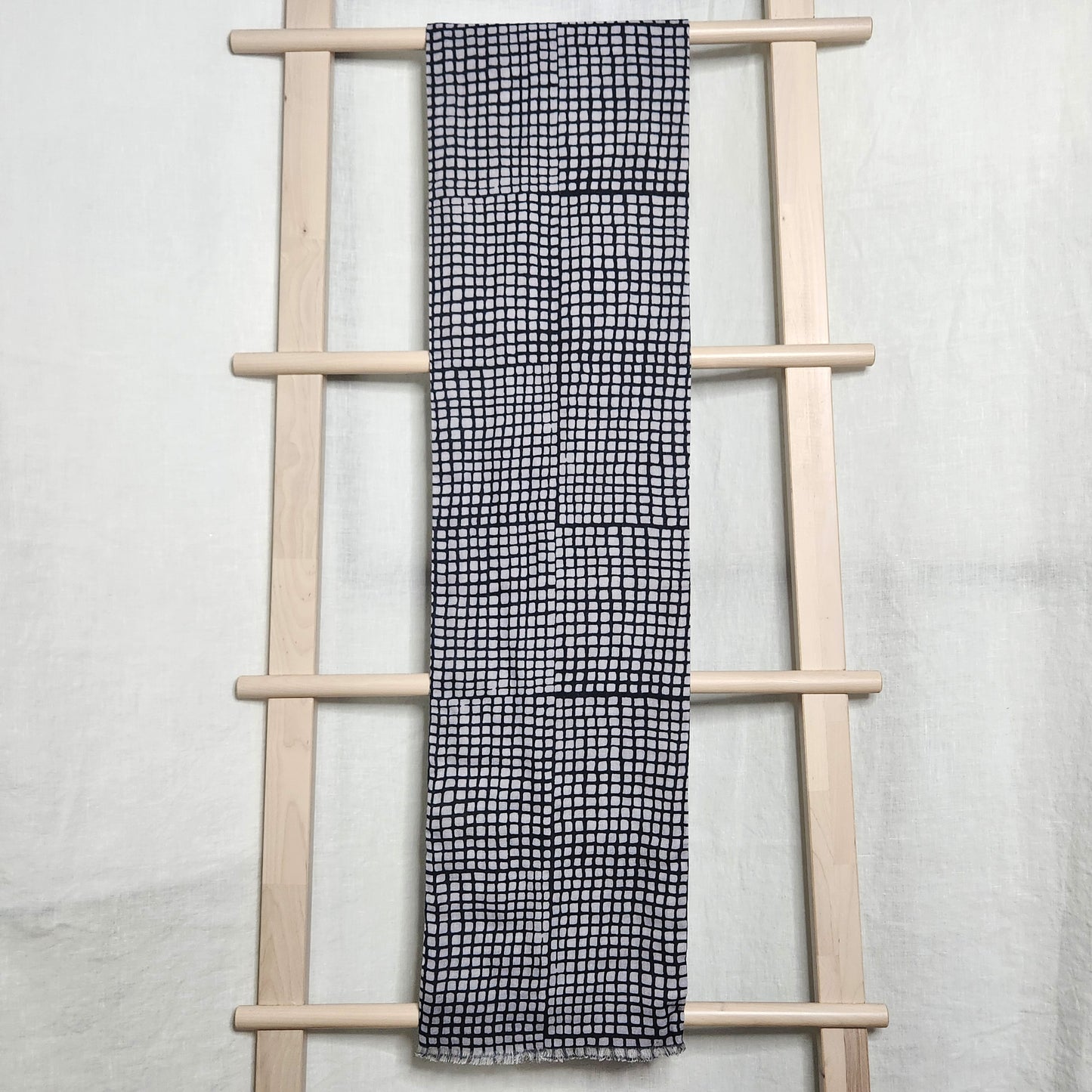 Organic cotton scarf with tessellated grey pattern