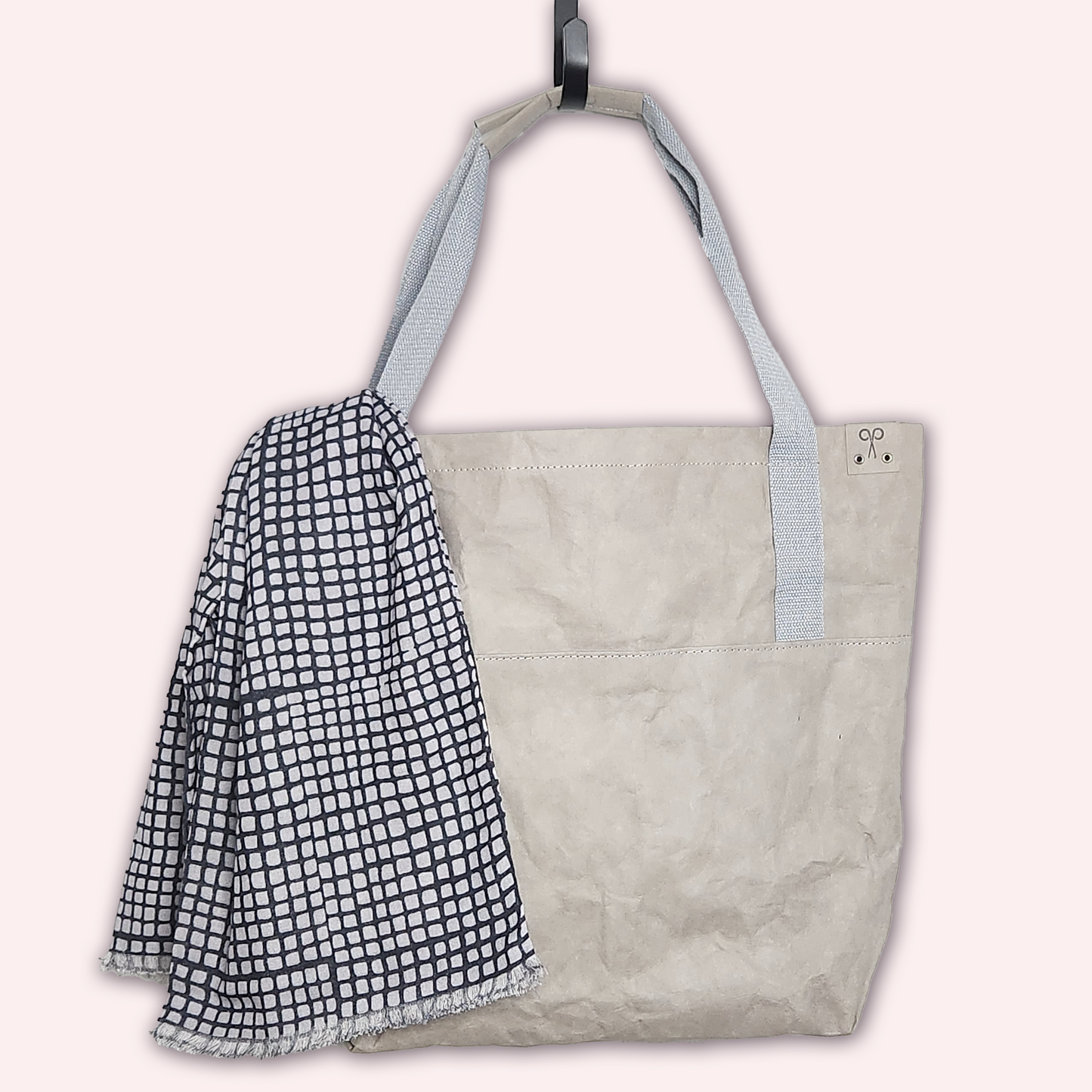 Organic cotton scarf with tessellated grey pattern