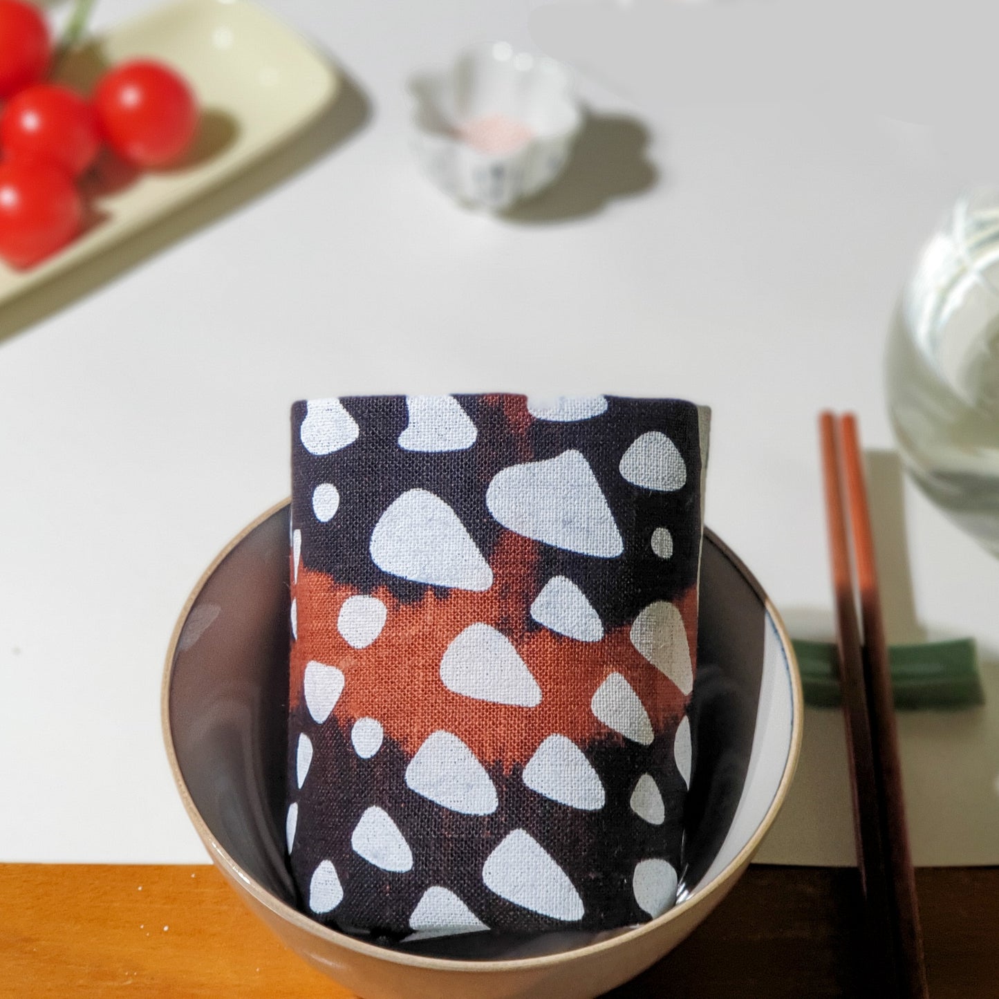 Linen serviettes in black and white