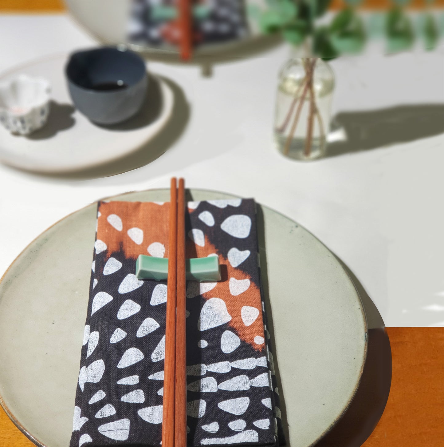 Linen serviettes in black and white