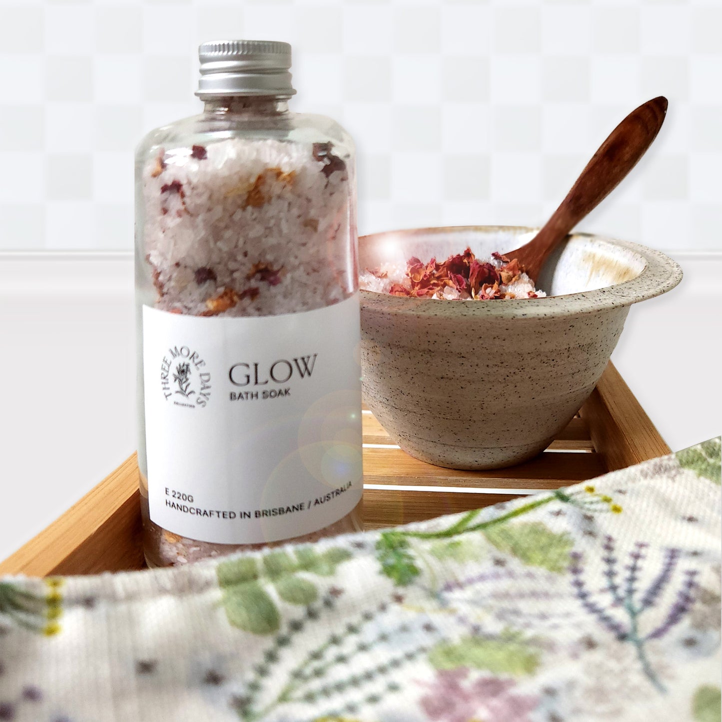 Glow bath soak with mineral salts