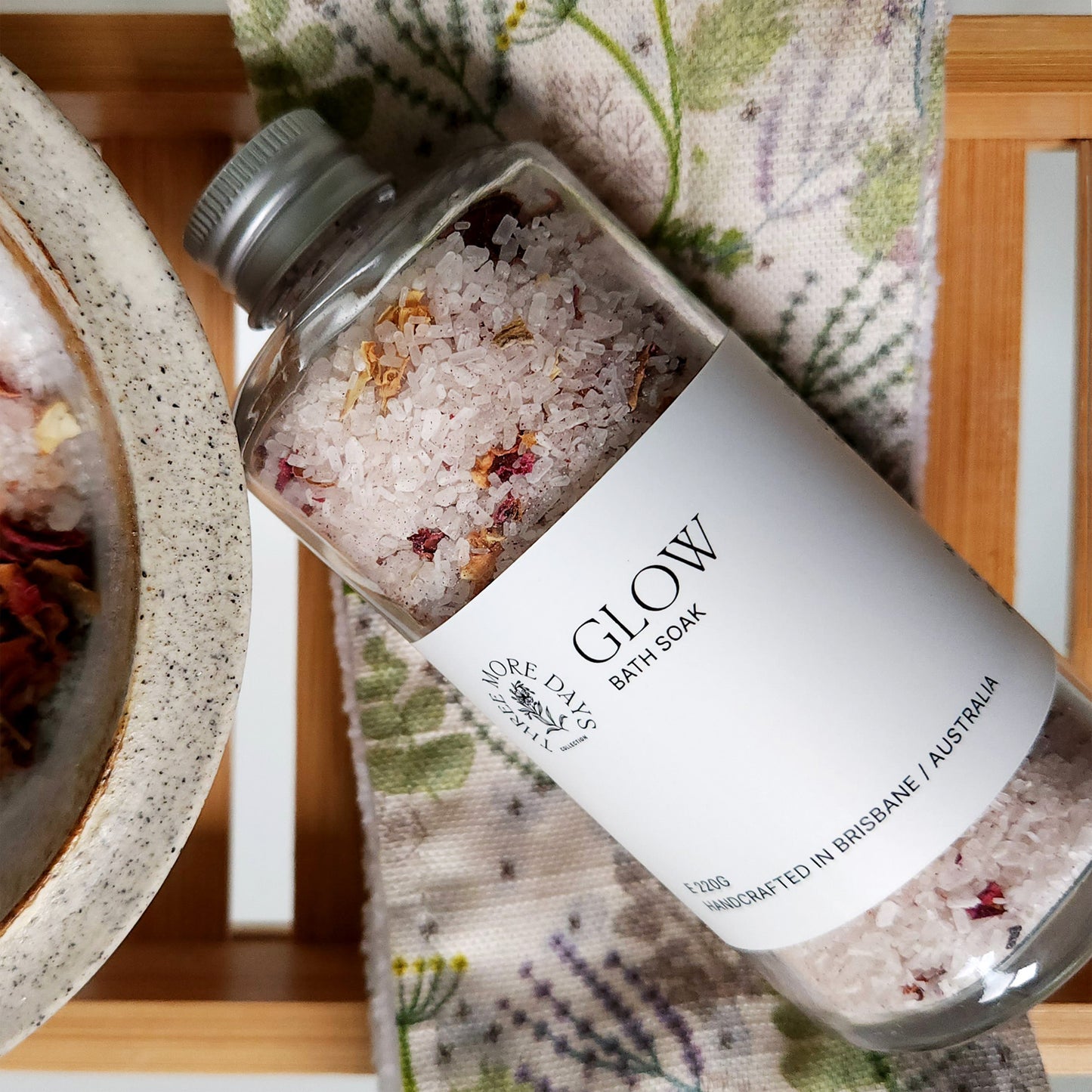 Glow bath soak with mineral salts
