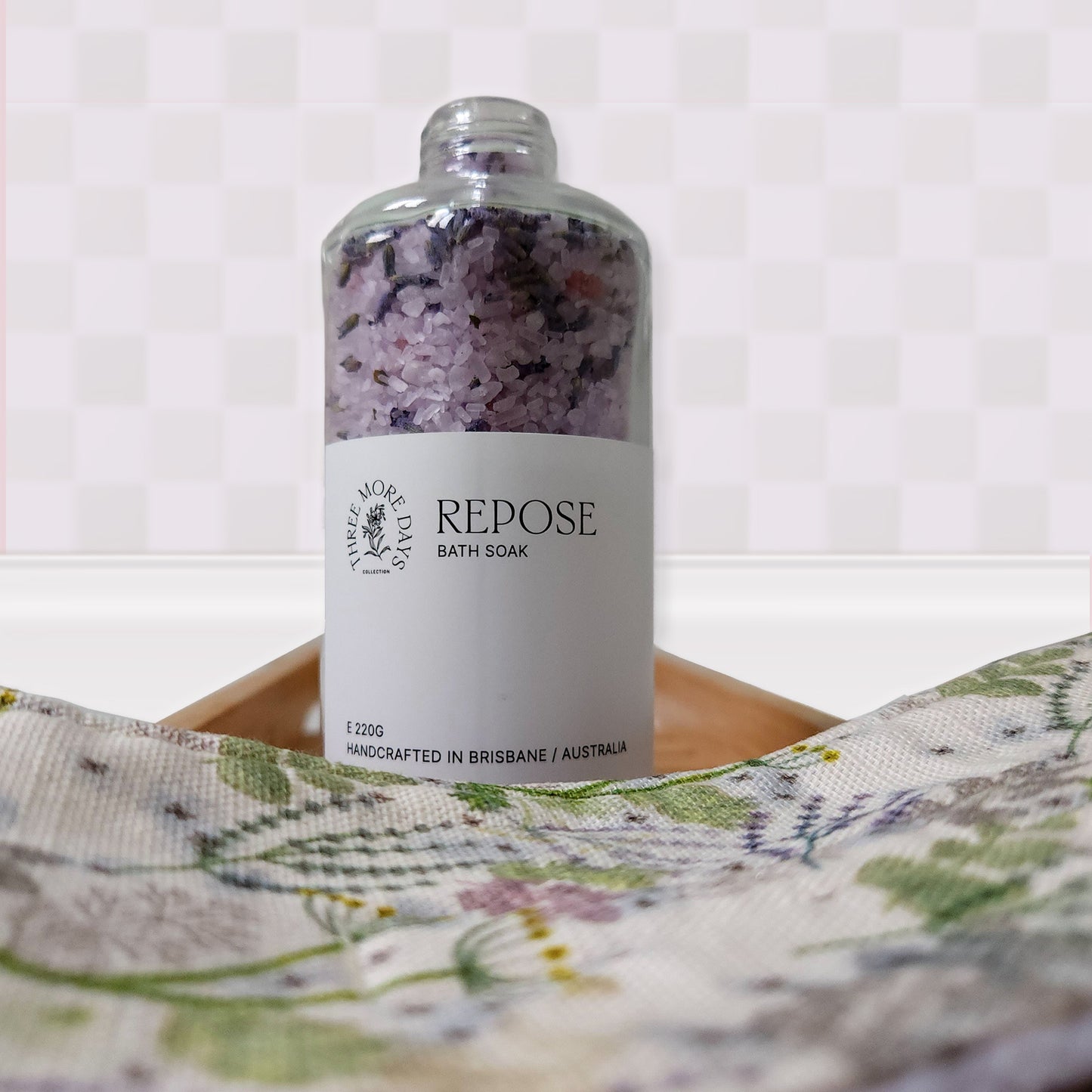 Glow bath soak with mineral salts