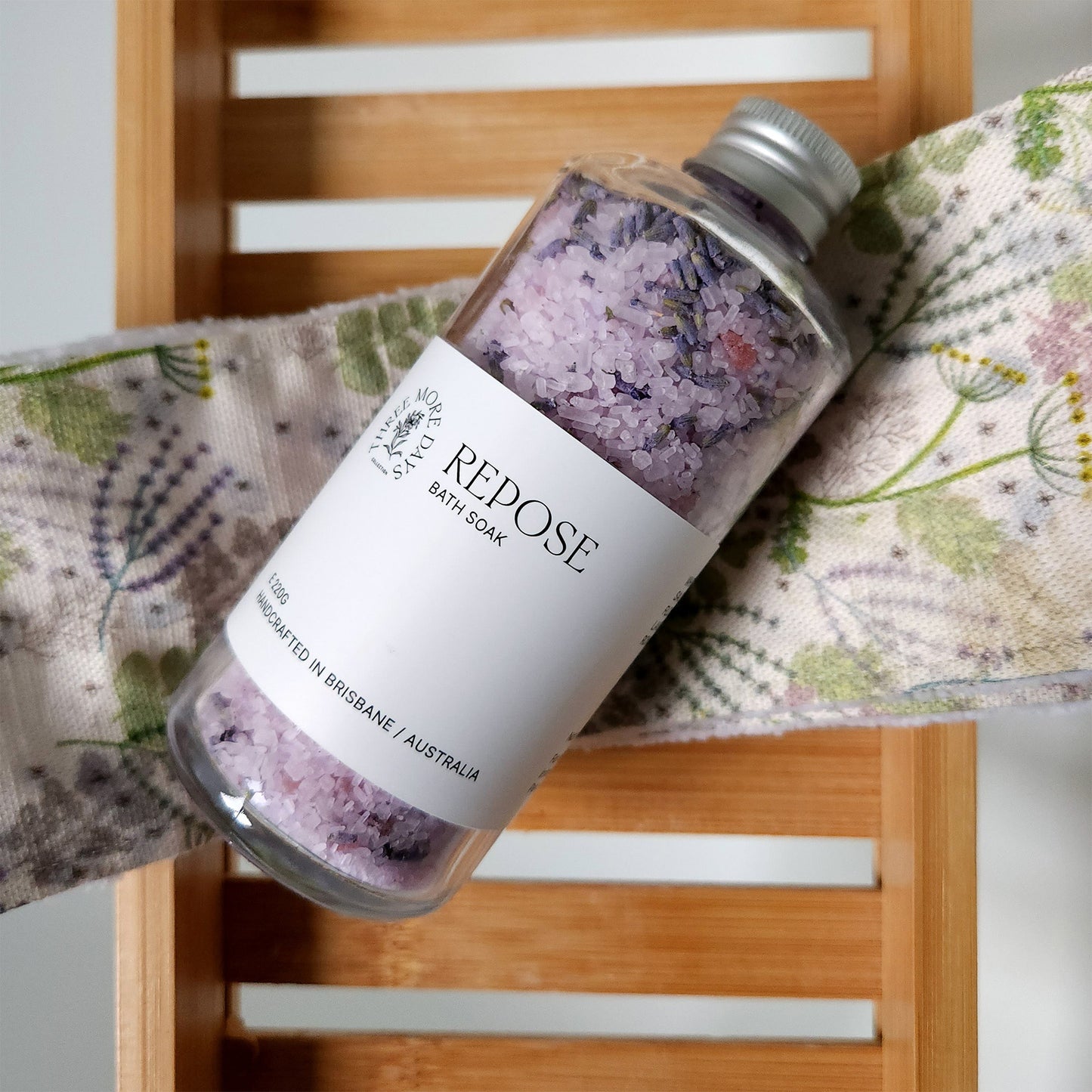 Glow bath soak with mineral salts