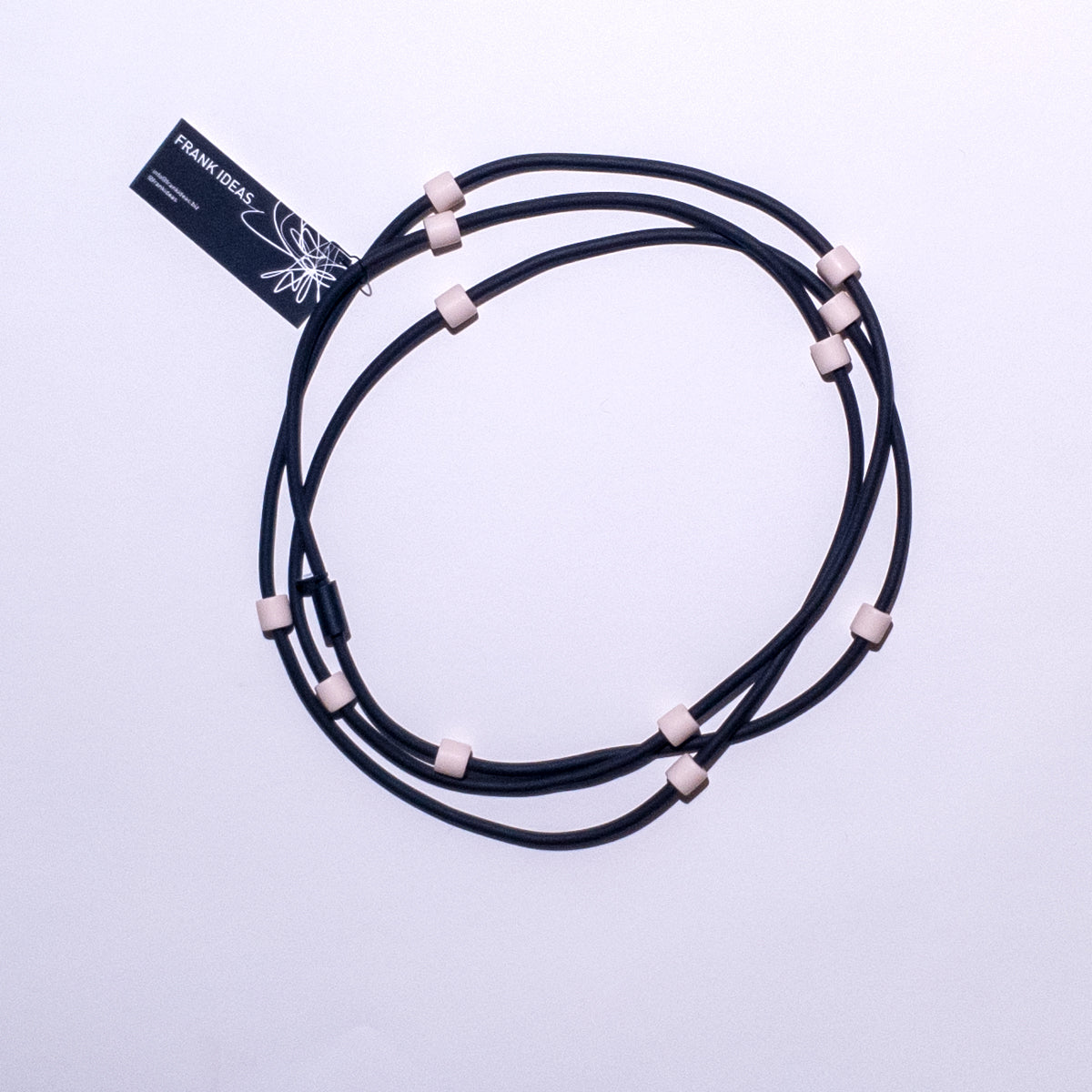 Everyday rubber necklace with cream beads