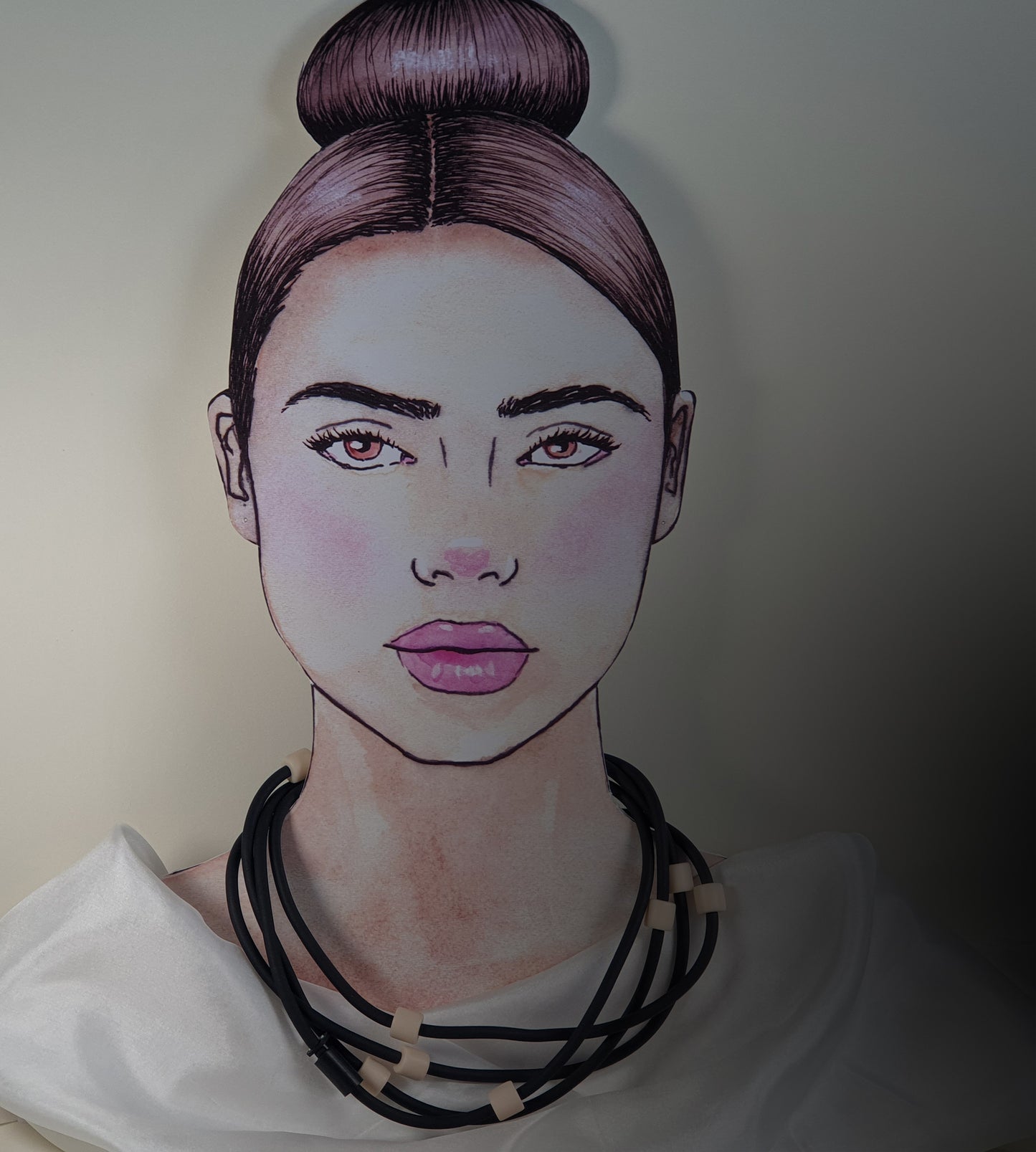 Everyday rubber necklace with cream beads