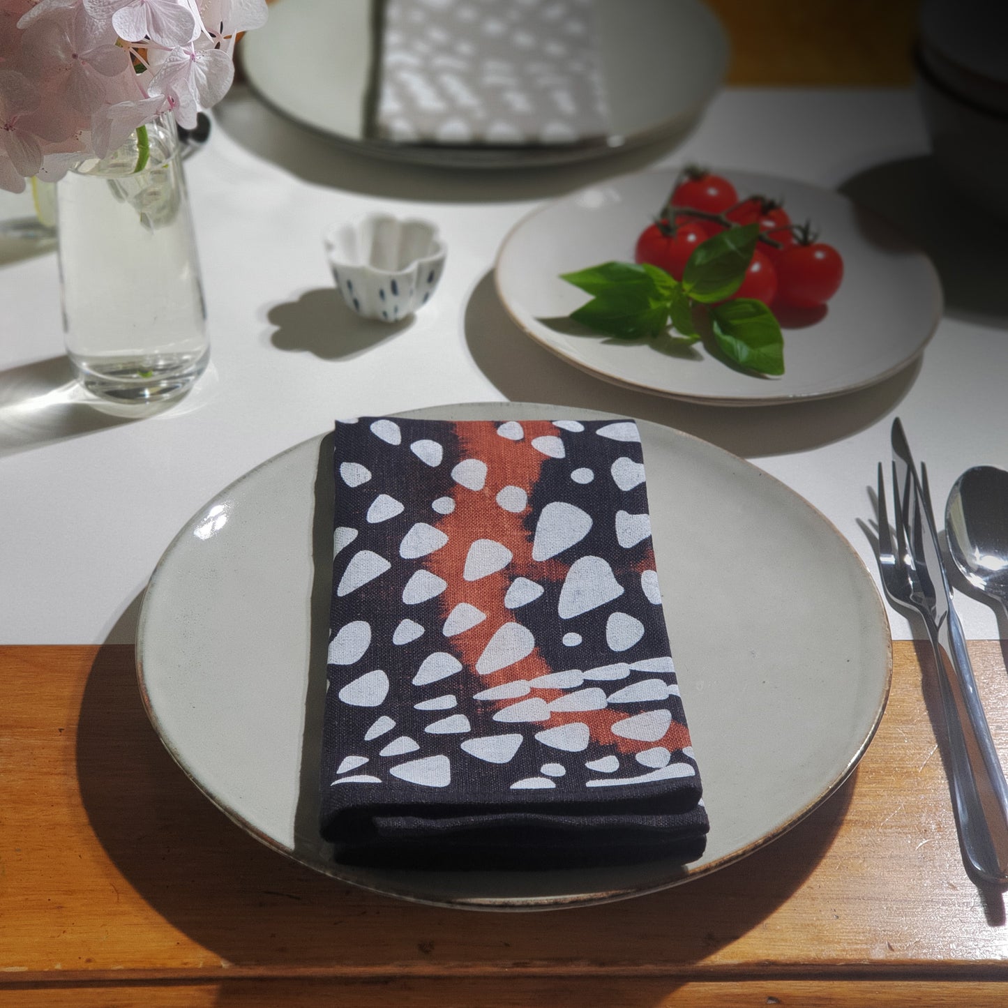 Linen serviettes in black and white