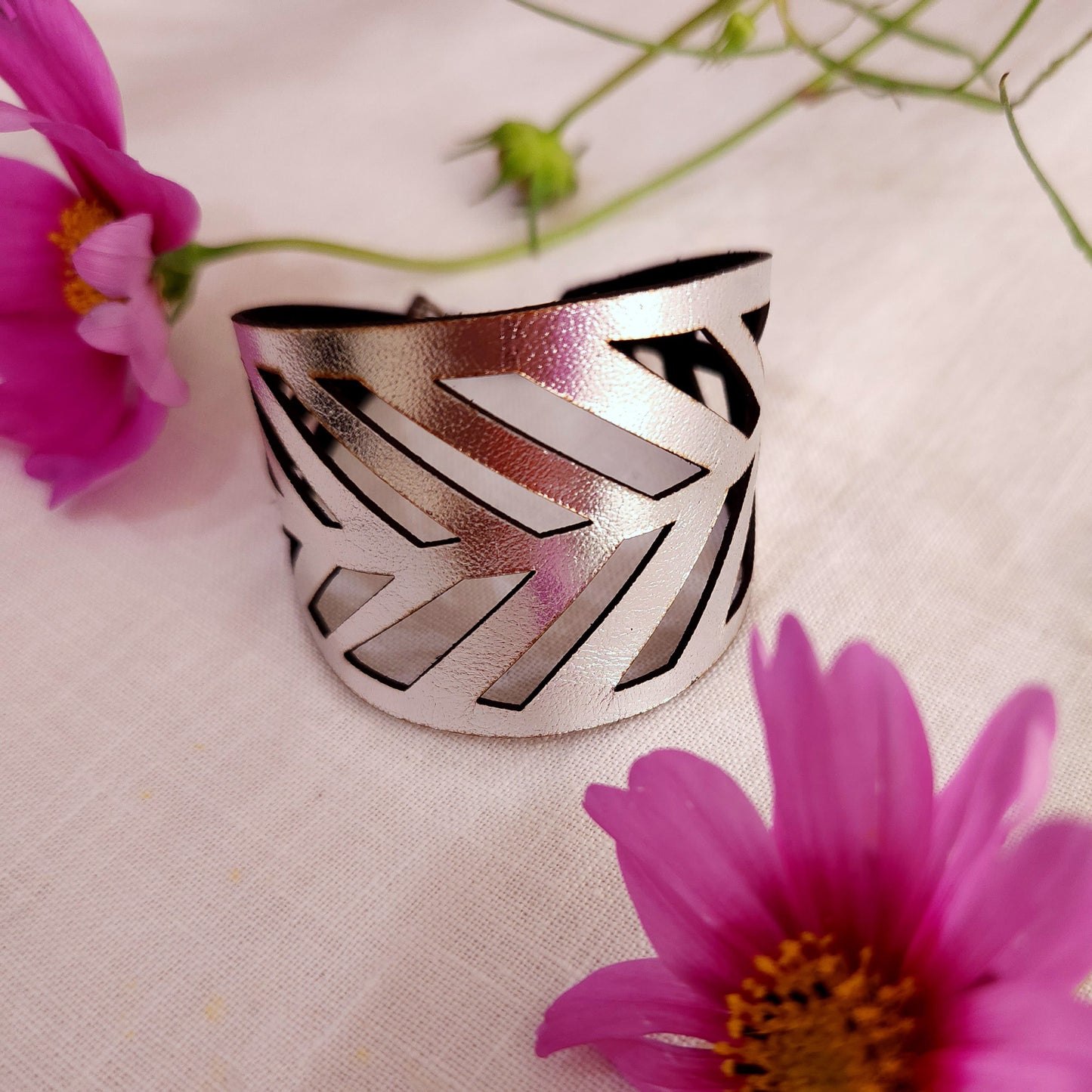 Leaf bracelet in silver leather