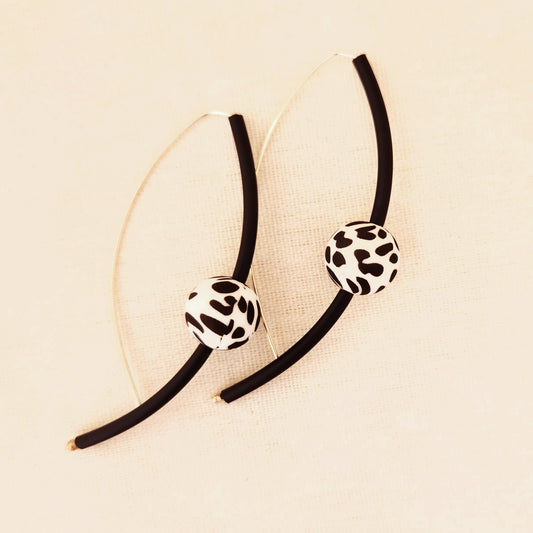 Sphere earrings in black and white | Frank Ideas