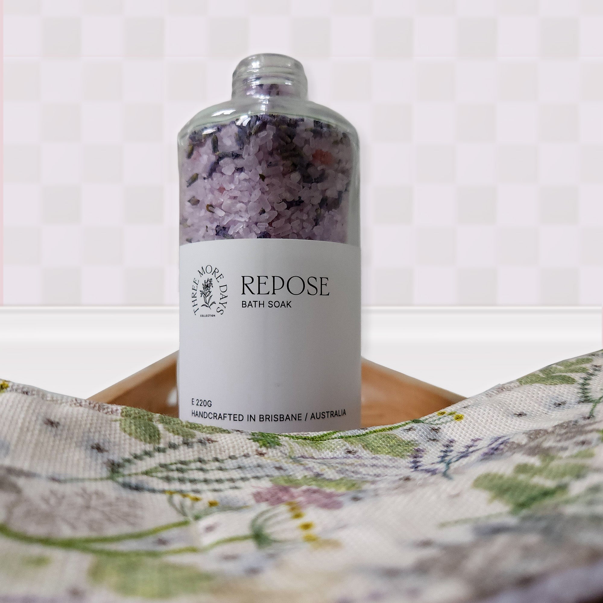 Glow bath soak with mineral salts