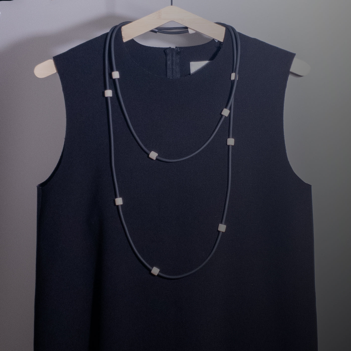 Everyday rubber necklace with cream beads